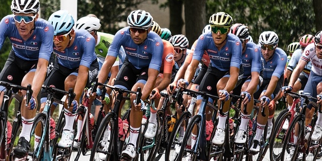 Multiple racing cyclists team event